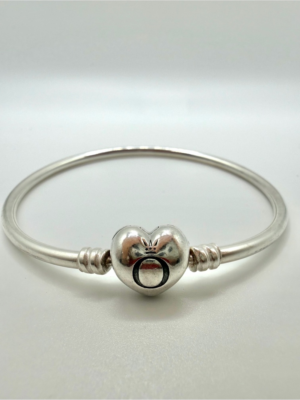 Pandora 925 ALE Moments Heart Clasp Sterling Silver Charm Bangle 19cm